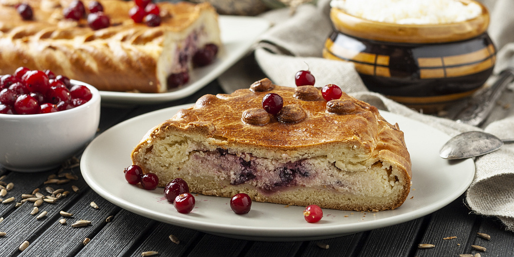 Пирог с творогом и клюквой