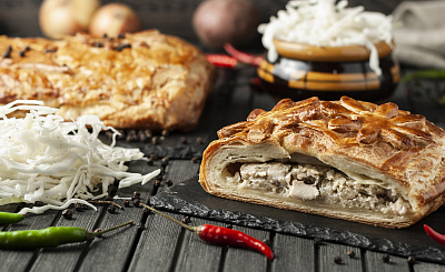 Пирог слоеный с курицей и капустой. Доставка по Челябинску. Сдобная деревня.