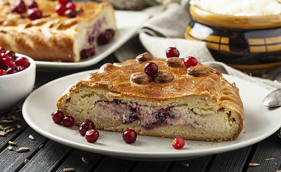 Пирог с творогом и клюквой