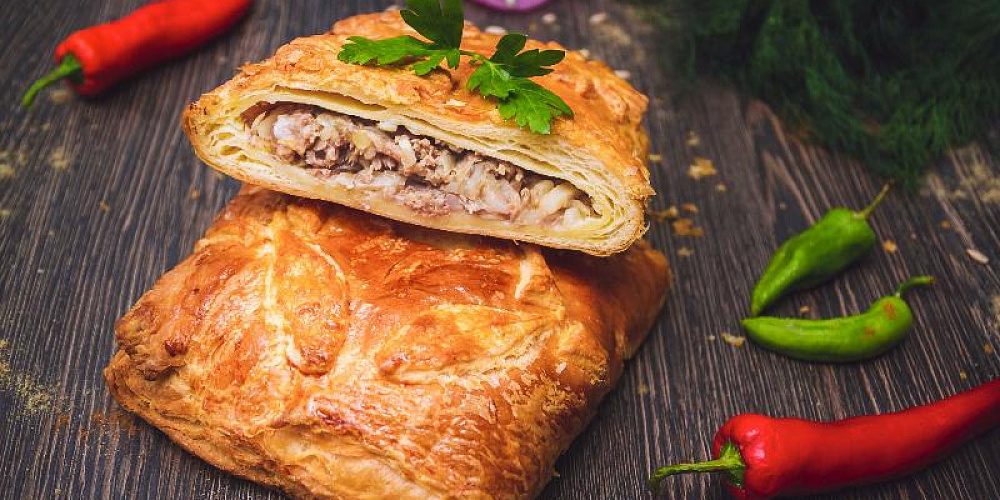 Пирог слоеный с фаршем (свинина, говядина) и картофелем. Доставка по Челябинску. Купить этот пирог в Сдобной деревне.