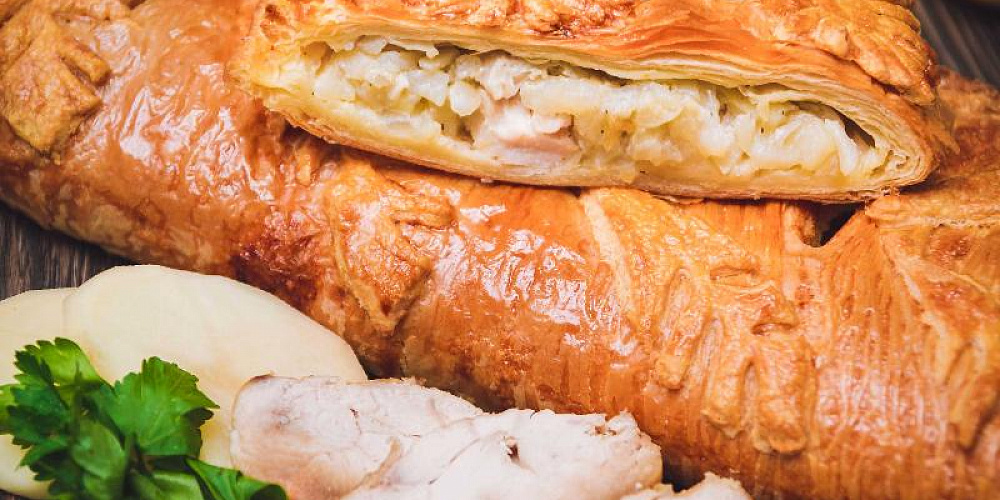 Пирог слоеный с курицей и картофелем. Доставка по Челябинску. Купить этот пирог в Сдобной деревне.