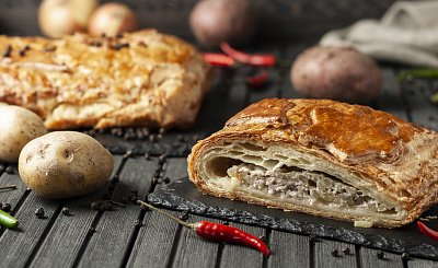 Пирог слоеный с фаршем (свинина, курица) и картофелем. Доставка по Челябинску. Сдобная деревня.