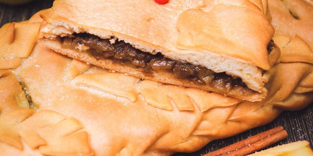 Постный пирог с яблоком и корицей. Доставка по Челябинску. Купить этот пирог в Сдобной деревне.