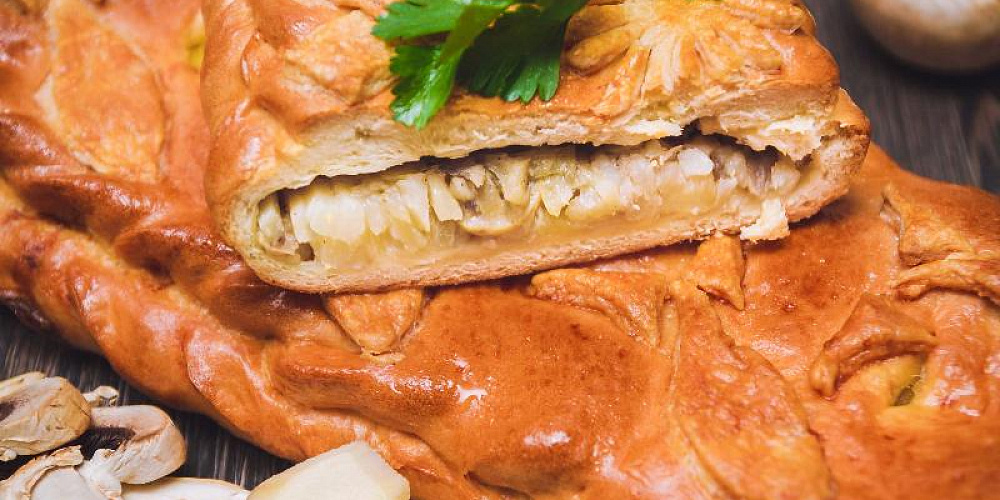 Пирог сдобный с грибами и картофелем. Доставка по Челябинску. Купить этот пирог в Сдобной деревне.