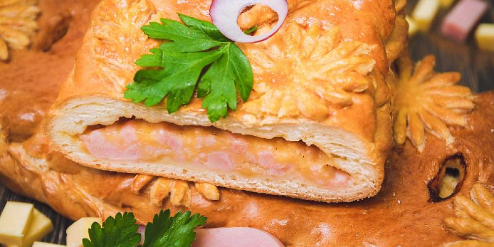 Пирог сдобный с ветчиной и сыром. Доставка по Челябинску. Купить этот пирог в Сдобной деревне.