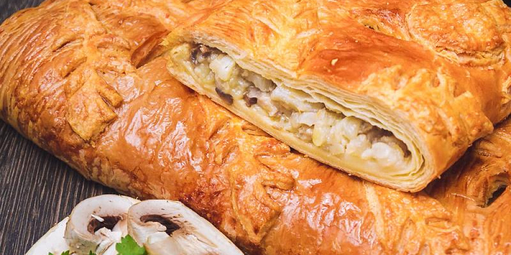 Пирог слоеный с грибами и картофелем. Доставка по Челябинску. Купить этот пирог в Сдобной деревне.
