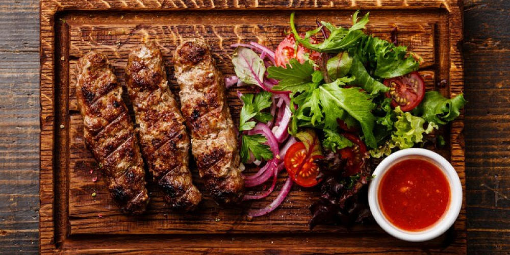 Люля-кебаб из говядины 1 шт. Доставка по Челябинску. Купить этот шашлык в Сдобной деревне.