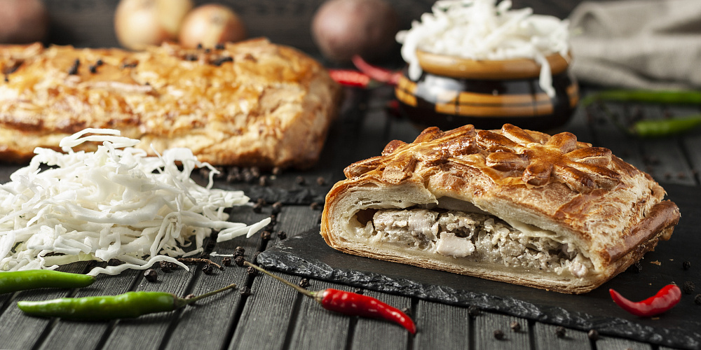 Пирог слоеный с курицей и капустой. Доставка по Челябинску. Купить этот пирог в Сдобной деревне.