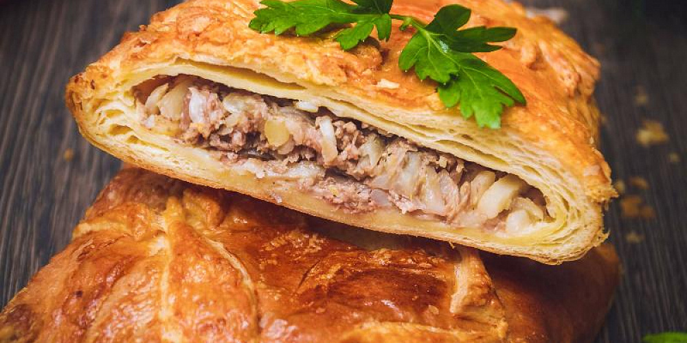 Пирог слоеный с фаршем (свинина, курица) и картофелем. Доставка по Челябинску. Купить этот пирог в Сдобной деревне.