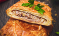 Пирог слоеный с фаршем (свинина, курица) и картофелем. Доставка по Челябинску. Купить этот пирог в Сдобной деревне.