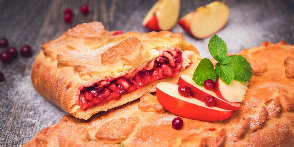 Пирог с яблоком и брусникой