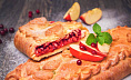 Пирог с яблоком и брусникой