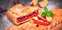 Пирог с яблоком и брусникой
