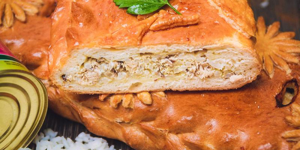 Пирог сдобный с рисом и рыбой консервированной. Доставка по Челябинску. Купить этот пирог в Сдобной деревне.