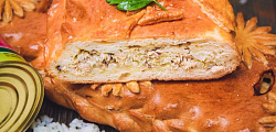 Пирог сдобный с рисом и рыбой консервированной. Доставка по Челябинску. Купить этот пирог в Сдобной деревне.