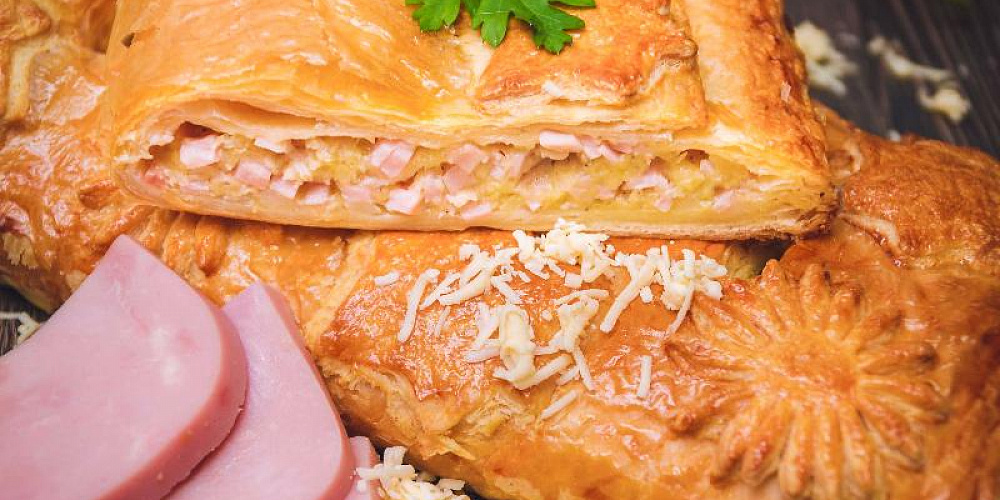 Пирог слоеный с ветчиной и сыром. Доставка по Челябинску. Купить этот пирог в Сдобной деревне.
