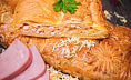 Пирог слоеный с ветчиной и сыром. Доставка по Челябинску. Купить этот пирог в Сдобной деревне.