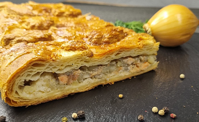 Пирог слоеный с палтусом, форелью и картофелем. Доставка по Челябинску. Сдобная деревня.