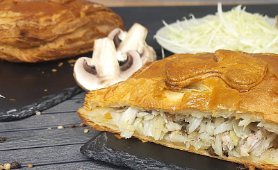 Пирог слоеный с курицей, капустой и грибами. Доставка по Челябинску. Сдобная деревня.