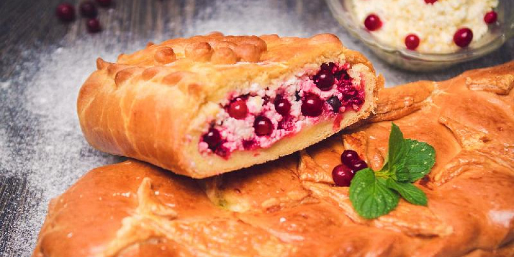 Пирог с творогом и клюквой