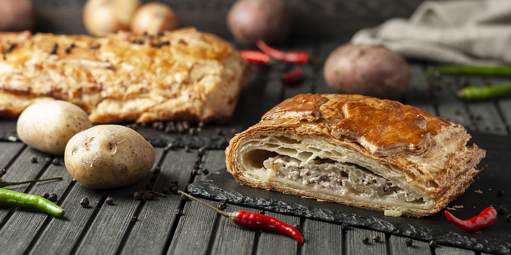 Пирог слоеный с фаршем (свинина, курица) и картофелем. Доставка по Челябинску. Купить этот пирог в Сдобной деревне.