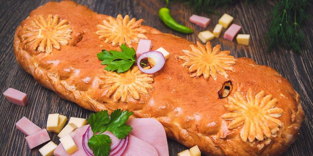 Пирог сдобный с ветчиной и сыром. Доставка по Челябинску. Купить этот пирог в Сдобной деревне.
