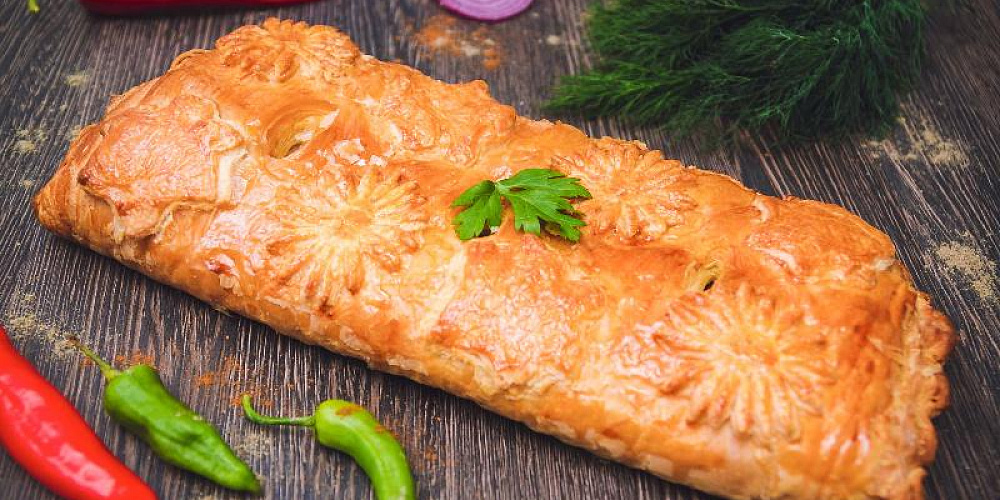 Пирог слоеный со свининой и картофелем. Доставка по Челябинску. Купить этот пирог в Сдобной деревне.