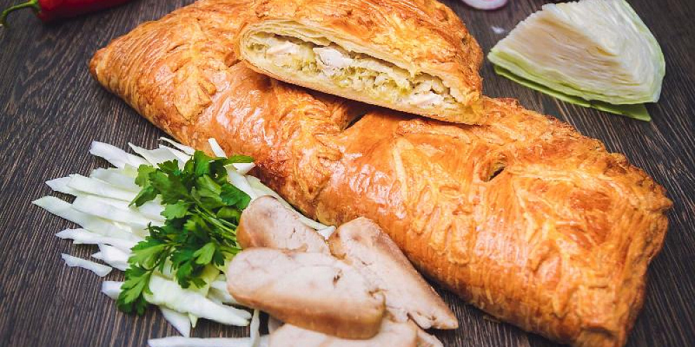 Пирог слоеный с курицей и капустой. Доставка по Челябинску. Купить этот пирог в Сдобной деревне.