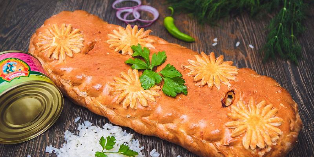 Пирог сдобный с рисом и рыбой консервированной. Доставка по Челябинску. Купить этот пирог в Сдобной деревне.