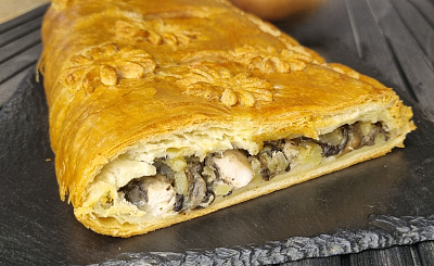 Пирог слоеный с курицей, грибами и картофелем. Доставка по Челябинску. Сдобная деревня.
