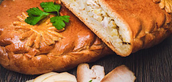 Пирог сдобный с курицей и картофелем. Доставка по Челябинску. Купить этот пирог в Сдобной деревне.