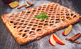 Слоеный пирог с яблоком и корицей