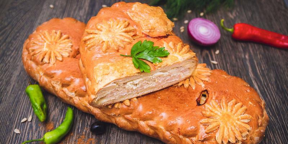 Пирог сдобный с фаршем (свинина, курица). Доставка по Челябинску. Купить этот пирог в Сдобной деревне.