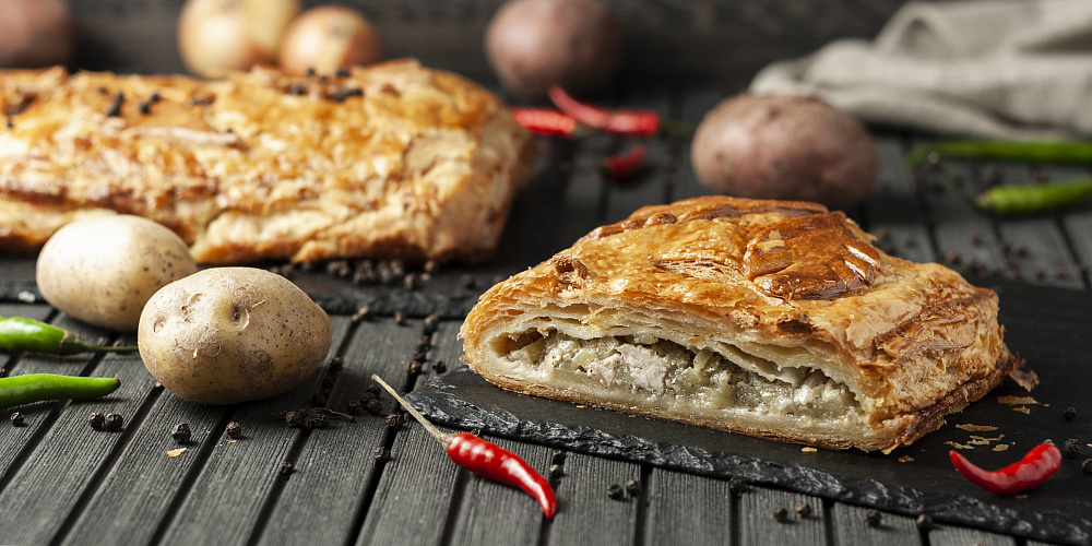 Пирог слоеный с курицей и картофелем. Доставка по Челябинску. Купить этот пирог в Сдобной деревне.