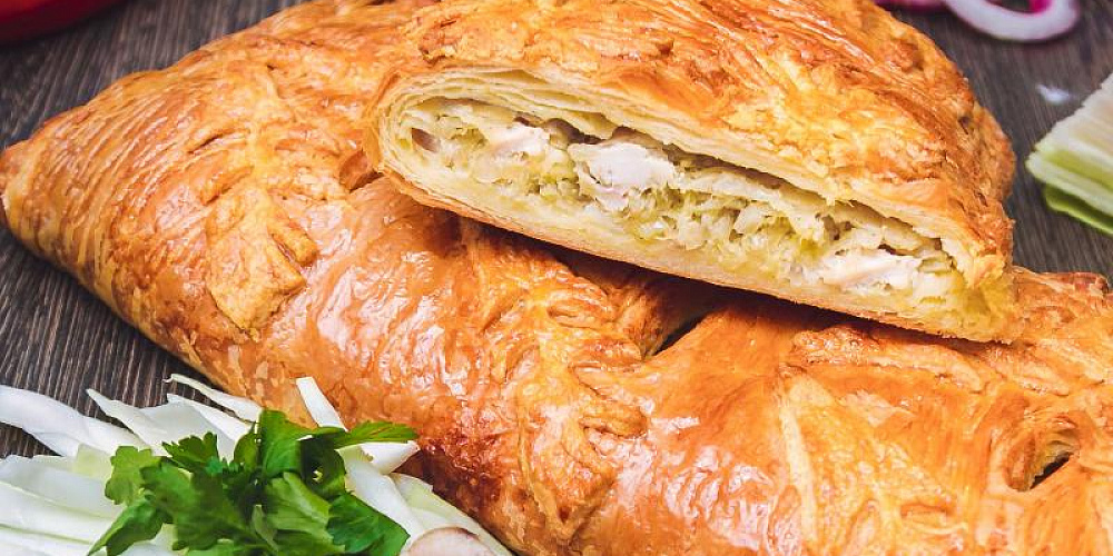 Пирог слоеный с курицей и капустой. Доставка по Челябинску. Купить этот пирог в Сдобной деревне.