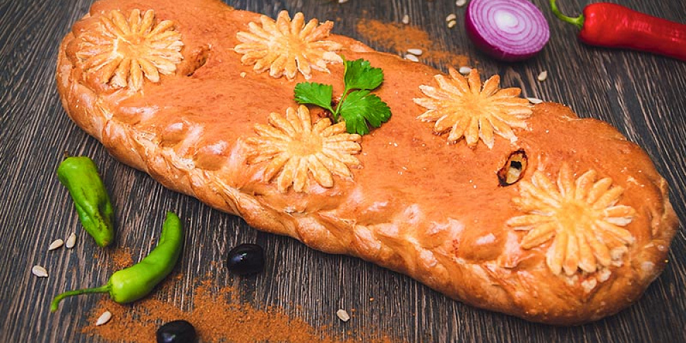 Пирог сдобный с фаршем (свинина, курица). Доставка по Челябинску. Купить этот пирог в Сдобной деревне.