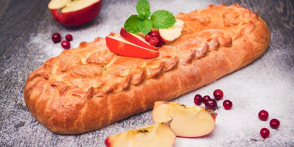 Пирог с яблоком и брусникой