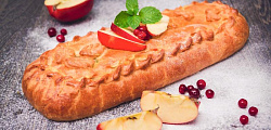 Пирог с яблоком и брусникой