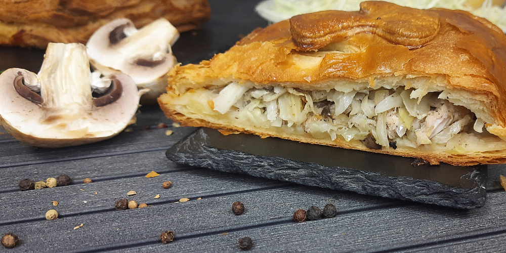 Пирог слоеный с курицей, капустой и грибами. Доставка по Челябинску. Купить этот пирог в Сдобной деревне.