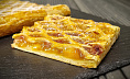Слоеный пирог с манго и клубникой
